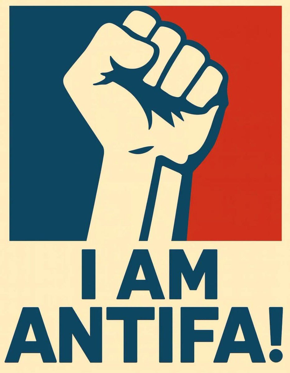 Antifa ist keine Organisation. Antifa ist eine Haltung. Ein Gewissen. Ein moralischer Leitfaden. Oder schlicht: Anstand.
Antifa heißt nichts anderes als anti-faschistisch. Antifa ist jeder, der gegen Faschismus ist. Also gegen Ausgrenzung, Hass, Hetze, Unterdrückung und Gewalt.