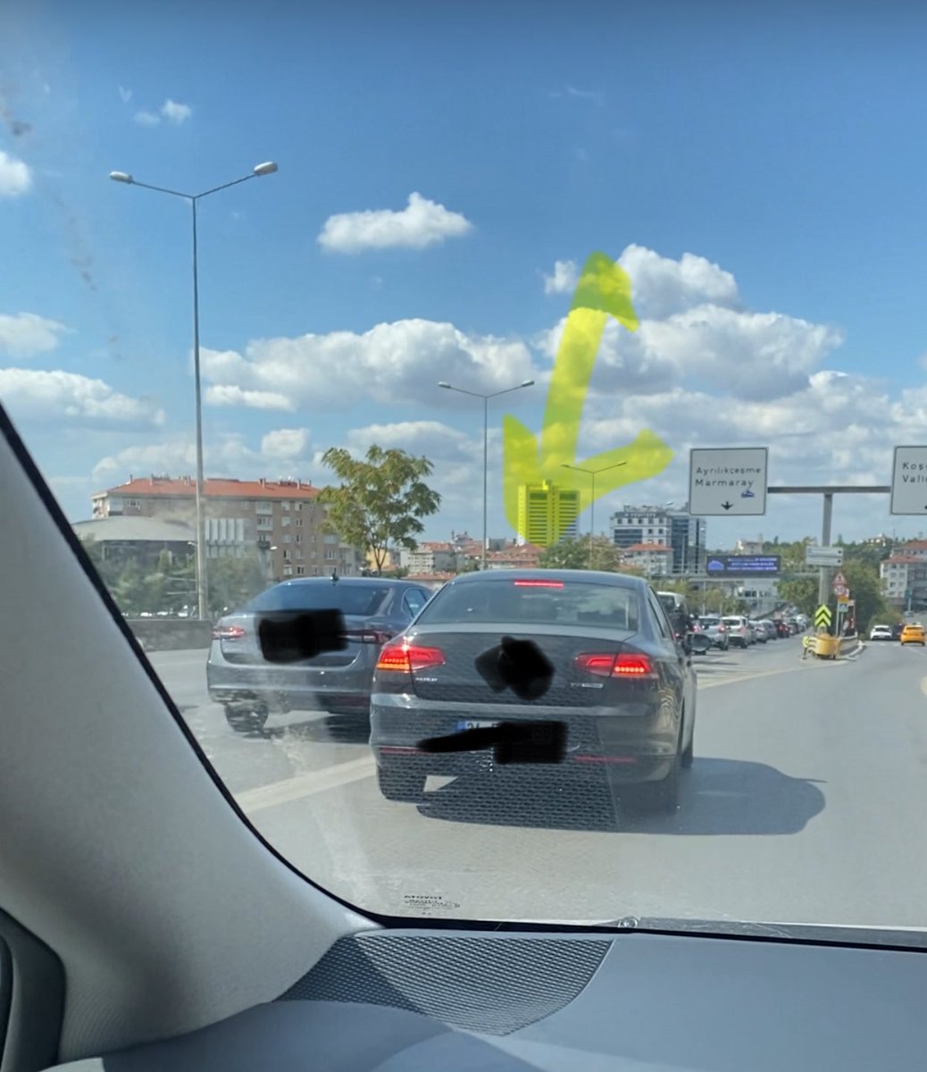 teroru_trafik's tweet photo. Avrasya Tüneli, Asya girişi mevkii. Diğer sürücüler enayi sıra bekliyor, bu uyanık kardeş, sağ şeridi tıkama, gelen araçları sağlı sollu engelleme pahasına kaynak yapıyor. Öğreneceksiniz https://t.co/gIBFRl0iMd