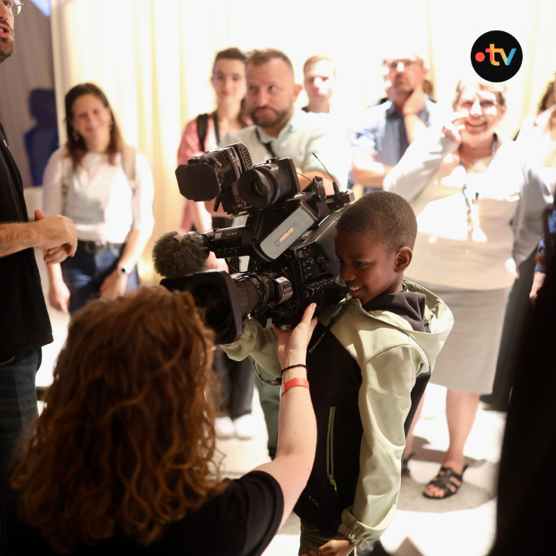 Francetele's tweet photo. 📺 👫 #JEP2025 | Des plateaux, des caméras, des décors, des lumières, des régies…

Nos visiteurs sont désormais incollables sur les coulisses de @Francetele.👇