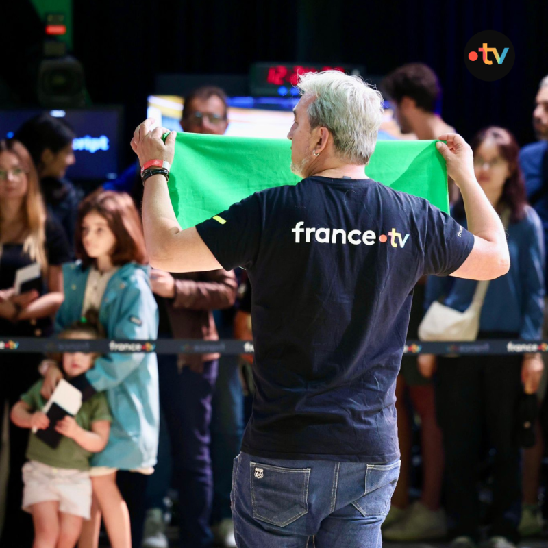 Francetele's tweet photo. 📺 👫 #JEP2025 | Des plateaux, des caméras, des décors, des lumières, des régies…

Nos visiteurs sont désormais incollables sur les coulisses de @Francetele.👇