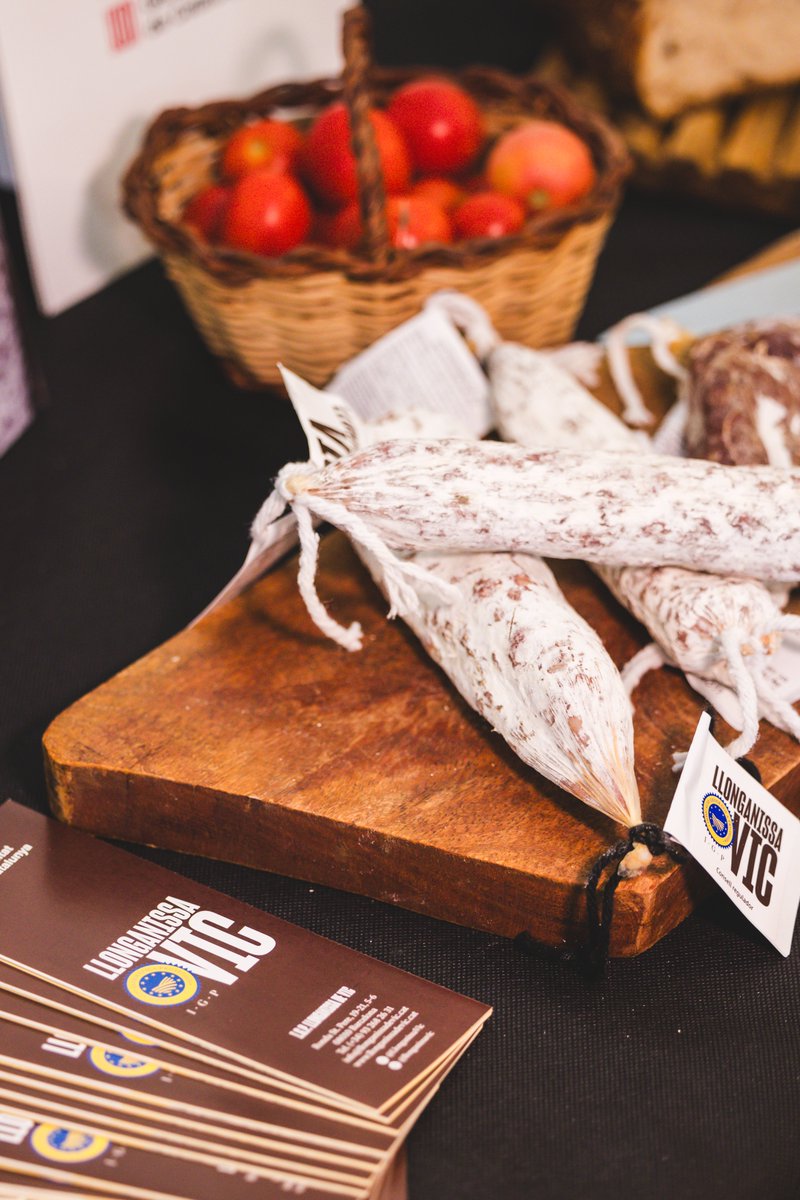 Col·laborem un any més amb el <a href="/MercatMusicaVic/">MMVV</a> En aquesta ocasió repartint més de 60 Kg de <a href="/LlonganissaVic/">Llonganissa de Vic</a> entre les i els artistes que estan actuant aquests dies als diferents escenaris de <a href="/aj_vic/">Ajuntament de Vic</a> en la 37ª edició d'aquest magnífic esdeveniment musical 🎹🎷🎸🎼

#MMVV2025 
#IGP