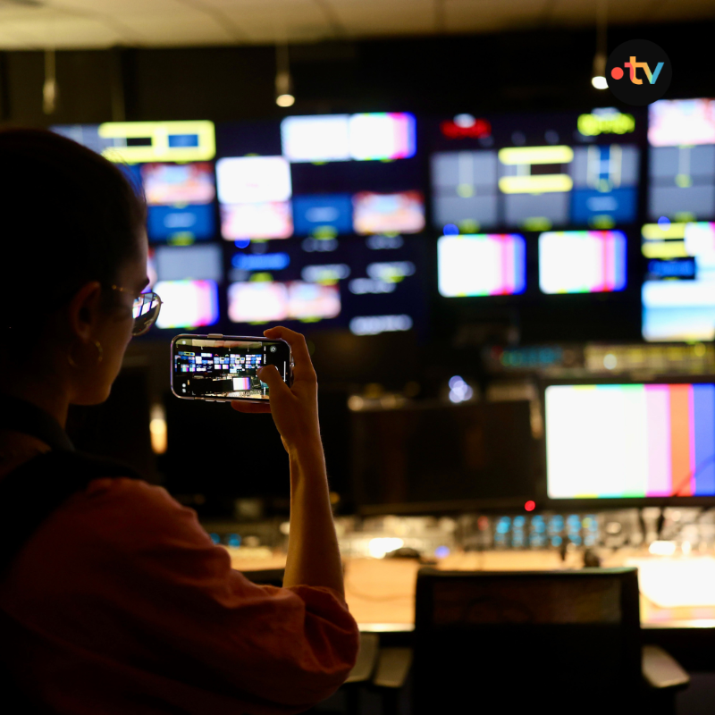 Francetele's tweet photo. 📺 👫 #JEP2025 | Des plateaux, des caméras, des décors, des lumières, des régies…

Nos visiteurs sont désormais incollables sur les coulisses de @Francetele.👇