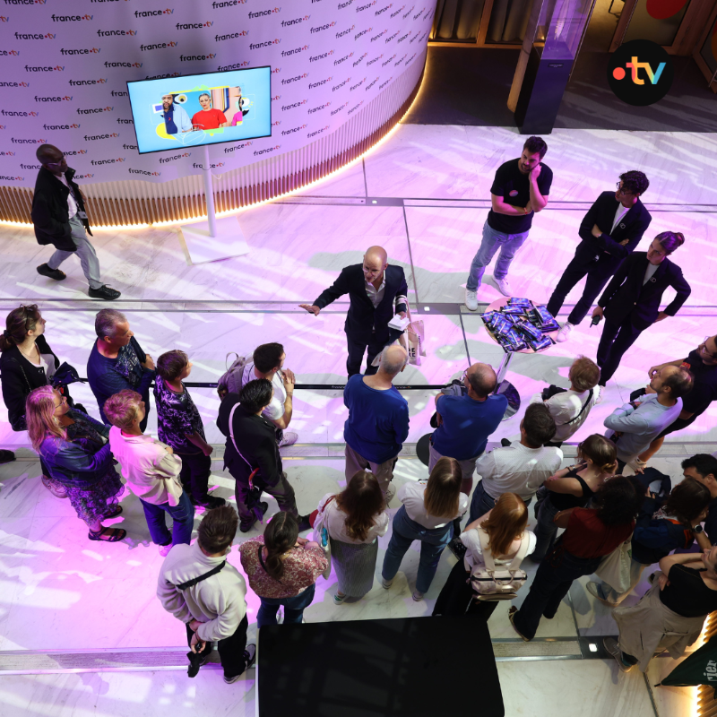 Francetele's tweet photo. 📺 👫 #JEP2025 | Des plateaux, des caméras, des décors, des lumières, des régies…

Nos visiteurs sont désormais incollables sur les coulisses de @Francetele.👇