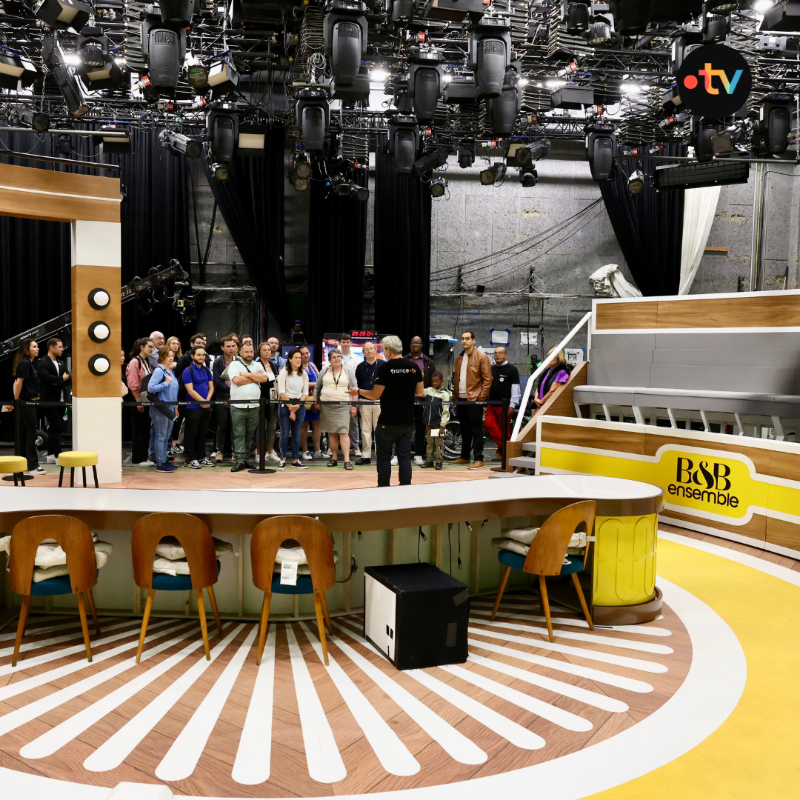 Francetele's tweet photo. 📺 👫 #JEP2025 | Des plateaux, des caméras, des décors, des lumières, des régies…

Nos visiteurs sont désormais incollables sur les coulisses de @Francetele.👇