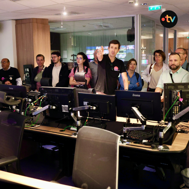 Francetele's tweet photo. 📺 👫 #JEP2025 | Des plateaux, des caméras, des décors, des lumières, des régies…

Nos visiteurs sont désormais incollables sur les coulisses de @Francetele.👇