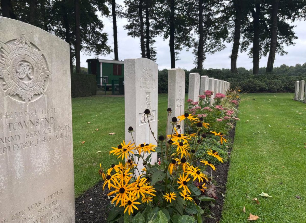 TheParachuteReg's tweet photo. 81st anniversary Op MARKET GARDEN, Arnhem – Dutch TV station Omroep Gelderland will be livestreaming footage of a Service of Remembrance being held at CWGC Oosterbeek on Sunday morning.
 
A broadcast from the service can be found at https://t.co/MrPnRcFnk9
 
#parachuteregiment https://t.co/ulplaIuxKE