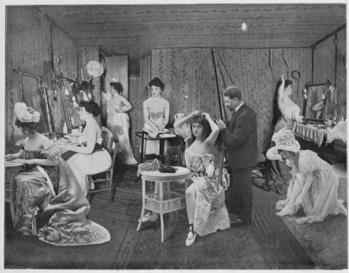 París, cap a 1900. "Vestint-se als camerinos del Théâtre des Variétés"
📷 Autoria desconeguda
De "Le Panorama - Paris la Nuit, No. 1", [Librairie D'Art - Ludovic Baschet editeur, Paris, 1900]
Font: Look and Learn