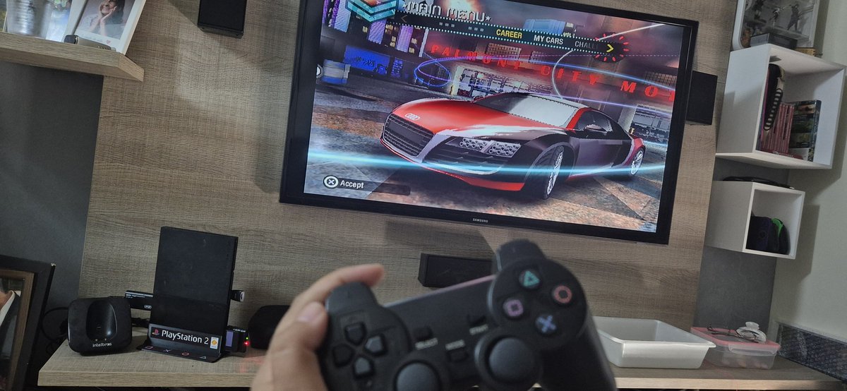 ElisaGGames's tweet photo. Começando o sábado c um clássico que me divertiu demais no lançamento dele 🥰 "Too faaast..." #NeedforSpeedCarbon https://t.co/9SaSfcoKMg