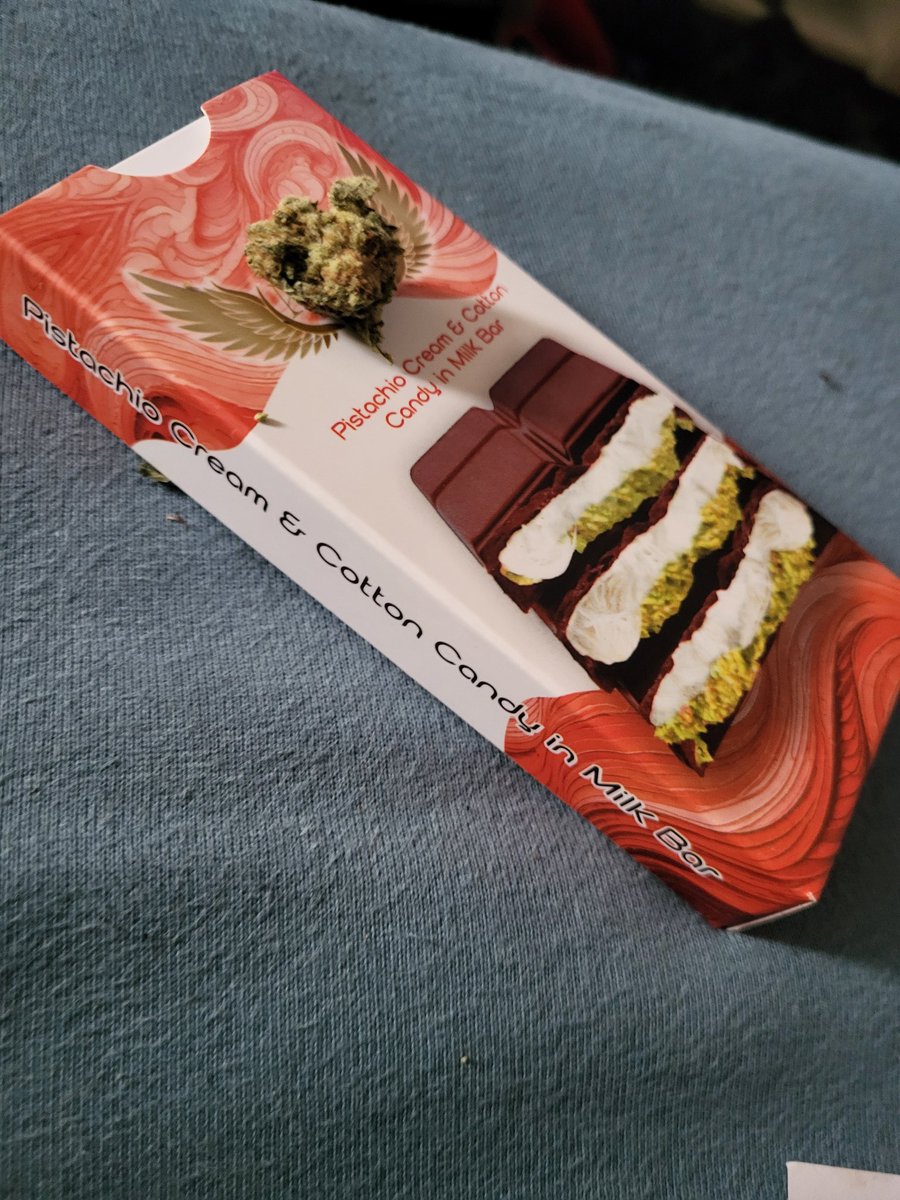Uncles_Rooster's tweet image. Weekend starter pack: pistachios, cotton candy and the almighty weed leaf 🌿🤣🍫

 #HighVibes #UNCR #WeedLovers