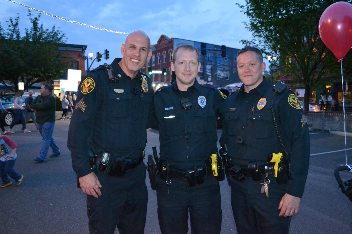 Streamlight's tweet image. Today we say thank you to those who serve and protect. 👮💙 From late-night patrols to early morning calls, you can count on Streamlight.