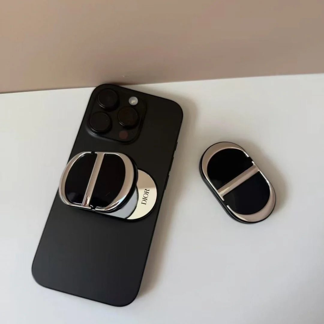 halloxkr_store's tweet photo. Dior Phone Holder Mirror 📱
〰️ ชิ้นละ 350฿ 〰️

✨ 👉🏻 ไอเท็มที่ต้องมีของสาวก Dior !
✔️ ที่จับโทรศัพท์ ดีไซน์หรูหรา โลโก้ Dior
✔️ พับได้ ใช้เป็นขาตั้งดูหนัง/วิดีโอได้
✔️ เปิดออกเป็นกระจกส่องหน้า เติมลุคได้ทุกที่
✔️ ขนาดกะทัดรัด ใช้ง่าย พกพาสะดวก

✳️ CF จำนวนได้เลยค้า มัดจำด้วยใจ ของถึงไทยค่อยชำระนะค้า ⛔️ ห้ามยกเลิก หรือเททุกกรณี ⛔️ รอของ 4-6 weeks (อาจจะเลทได้) แจ้งยอดผ่าน @ktuisale