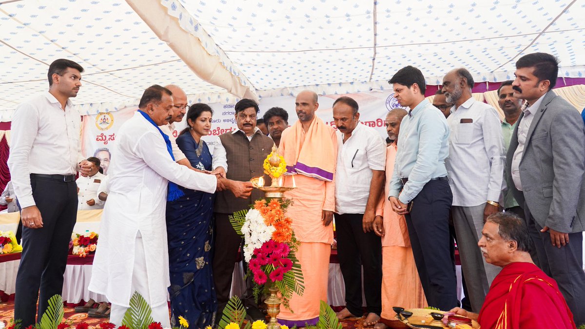 CMahadevappa's tweet photo. ಇಂದು ಮೈಸೂರಿನಲ್ಲಿ ಡಾ.ಬಿ.ಆರ್.ಅಂಬೇಡ್ಕರ್ ಭವನದ ಮುಂದುವರೆದ ಕಾಮಗಾರಿಗಳ ಶಂಕುಸ್ಥಾಪನಾ ಸಮಾರಂಭವನ್ನು ಅವರು ಉದ್ಘಾಟಿಸಿದೆನು.

 ಮಹದೇಶ್ವರ ಬೆಟ್ಟದಲ್ಲಿ ನಡೆದ ಸಚಿವ ಸಂಪುಟ ಸಭೆಯಲ್ಲಿ ತೀರ್ಮಾನಿಸಿದಂತೆ, ಮೈಸೂರು ಅಭಿವೃದ್ಧಿ ಪ್ರಾಧಿಕಾರದ ಶೇ.18 ರ ಅನುದಾನದಲ್ಲಿ ಮುಂದುವರೆದ ಕಾಮಗಾರಿಗೆ ಅನುದಾನವನ್ನು ಬಳಕೆ ಮಾಡಲಾಗುತ್ತಿದೆ. 

ಈ ಕಾರ್ಯಕ್ರಮದಲ್ಲಿ ಉರಿಲಿಂಗಿ ಪೆದ್ದಿ ಮಠದ ಶ್ರೀ ಜ್ಞಾನ ಪ್ರಕಾಶ ಸ್ವಾಮೀಜಿ ಅವರು, ವಿಧಾನ ಪರಿಷತ್ ಸದಸ್ಯರಾದ ಶ್ರೀ ಶಿವಕುಮಾರ್, ಗ್ಯಾರಂಟಿ ಯೋಜನೆ ರಾಜ್ಯ ಉಪಾಧ್ಯಕ್ಷರಾದ ಪುಷ್ಪ ಅಮರನಾಥ ಅವರು, ಗ್ಯಾರಂಟಿ ಯೋಜನೆ ಜಿಲ್ಲಾ ಅಧ್ಯಕ್ಷರಾದ ಅರುಣ್ ಕುಮಾರ್ ಅವರು, ಜಿಲ್ಲಾಧಿಕಾರಿ ಜಿ.ಲಕ್ಷ್ಮೀಕಾಂತ್ ರೆಡ್ಡಿ ಅವರು, ಮೈಸೂರು ಅಭಿವೃದ್ಧಿ ಪ್ರಾಧಿಕಾರದ ಆಯುಕ್ತರಾದ ರಕ್ಷಿತ್ ಅವರು,  ಸಮಾಜ ಕಲ್ಯಾಣ ಇಲಾಖೆ ಜಂಟಿ ನಿರ್ದೇಶಕರಾದ ರಂಗೇಗೌಡ ಅವರು, ಮಾಜಿ ಮೇಯರ್ ಪುರುಷೋತ್ತಮ ಅವರು ಸೇರಿದಂತೆ ಇತರರು ಇದ್ದರು.