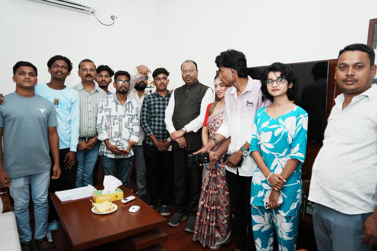 चंद्रपूर दौऱ्यादरम्यान तेथील इन्फ्लुएन्सर्स सोबत संवाद साधला. त्यांच्या विचार व कल्पनांमध्ये नवोन्मेषाचा ध्यास जाणवत होता.

ही युवाशक्ती नवे मानदंड प्रस्थापित करेल, हा माझ्या मनामध्ये विश्वास आहे.

<a href="/CMOMaharashtra/">CMO Maharashtra</a> <a href="/drashokuike_mla/">Dr.Ashok Uike</a>
#Maharashtra #Chandrapur