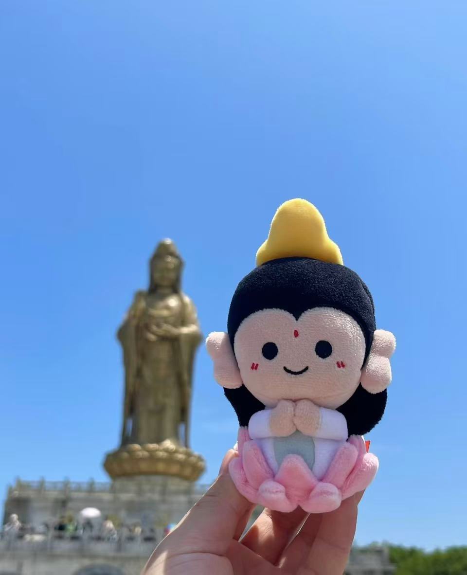 dlxiwu's tweet photo. 我是萌萌的山，一座会微笑的小山丘。  
来自杭州灵隐寺的禅意世界，也想住进你的生活角落。  
山不语，却最懂陪伴你。
> #手办 #灵隐寺 #东方美学 https://t.co/hGA1BVvpnJ