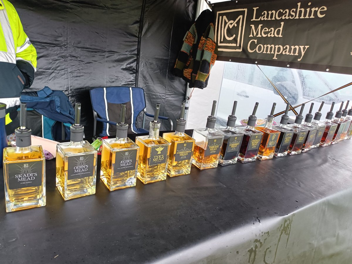 After a breakfast of bacon thinner than Mrs Mead's patience 😱 we are open and serving our meady goodness at Mabon at Thornborough 🥳 sunshine of the liquid kind is in full force 🙄 but the ground is still good under foot 😍 lots of new stalls with lots of fun goodies 🤩 

#mead