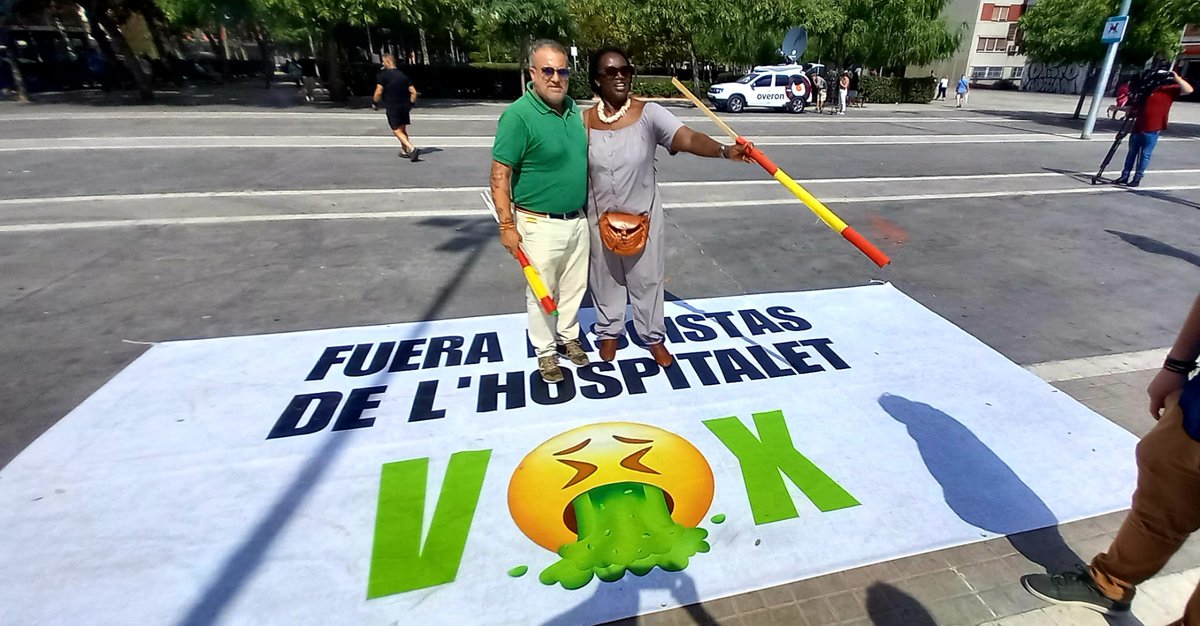 🟢 Veïns de Bellvitge col·loquen pancartes al sostre de dos edificis per expressar el seu rebuig a la presència de <a href="/VOX_Cataluna/">VOX Cataluña</a> al barri

👉 Militants del partit n'han retirat una | <a href="/HMarin8/">Héctor Marín</a>