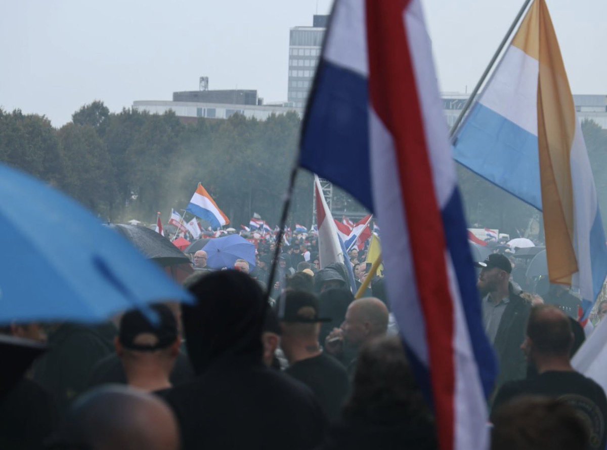 trainervanajax's tweet image. Nederlandse vlaggen in Nederland. Zoals het hoort. 

Jammer dat het uit de hand loopt, maar kan niet zeggen dat het onverwacht is.   #malieveld