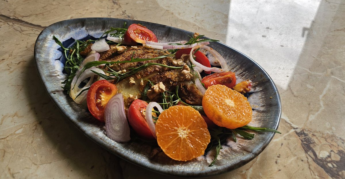 creativcoder's tweet image. Prompt: Home made rawa fish steak, dressed with roasted tomatoes, arugula, onions, walnuts and orange.

ps: this is hand generated 😅