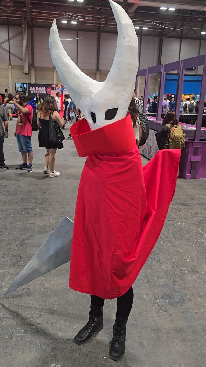 Hoy da comienzo la #JapanWeekendMadrid y nuestro compañero <a href="/AlbeerBeto/">Alberto ▫️アルベルト</a> se encuentra en medio del frikismo.

De muestra un botón: cosplay de Hornet (#hollowkinghtsilksong )