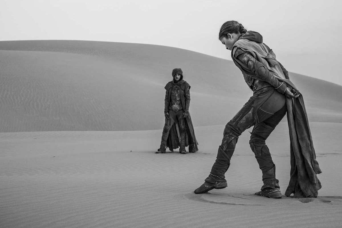 Zendaya (Chani) et Timothée Chalamet (Paul) photographiés par Niko Tavernise sur le tournage de ‘DUNE : DEUXIÈME PARTIE’.