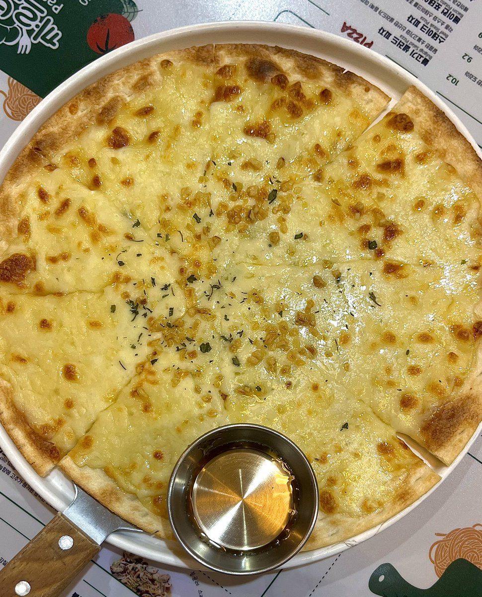 dddugi0719's tweet photo. 어릴 적 가족이랑 외식할 때 갔을 것 같은 정겨운st 양식당 너무 조흠… 이런 식당 가면 제 최애는 주로 고르곤졸라피자엿어요 https://t.co/pENnWjwnBI