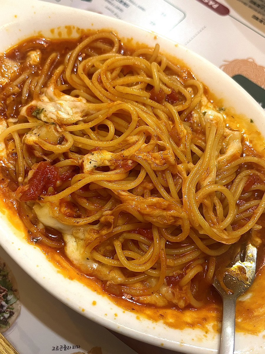 dddugi0719's tweet photo. 어릴 적 가족이랑 외식할 때 갔을 것 같은 정겨운st 양식당 너무 조흠… 이런 식당 가면 제 최애는 주로 고르곤졸라피자엿어요 https://t.co/pENnWjwnBI