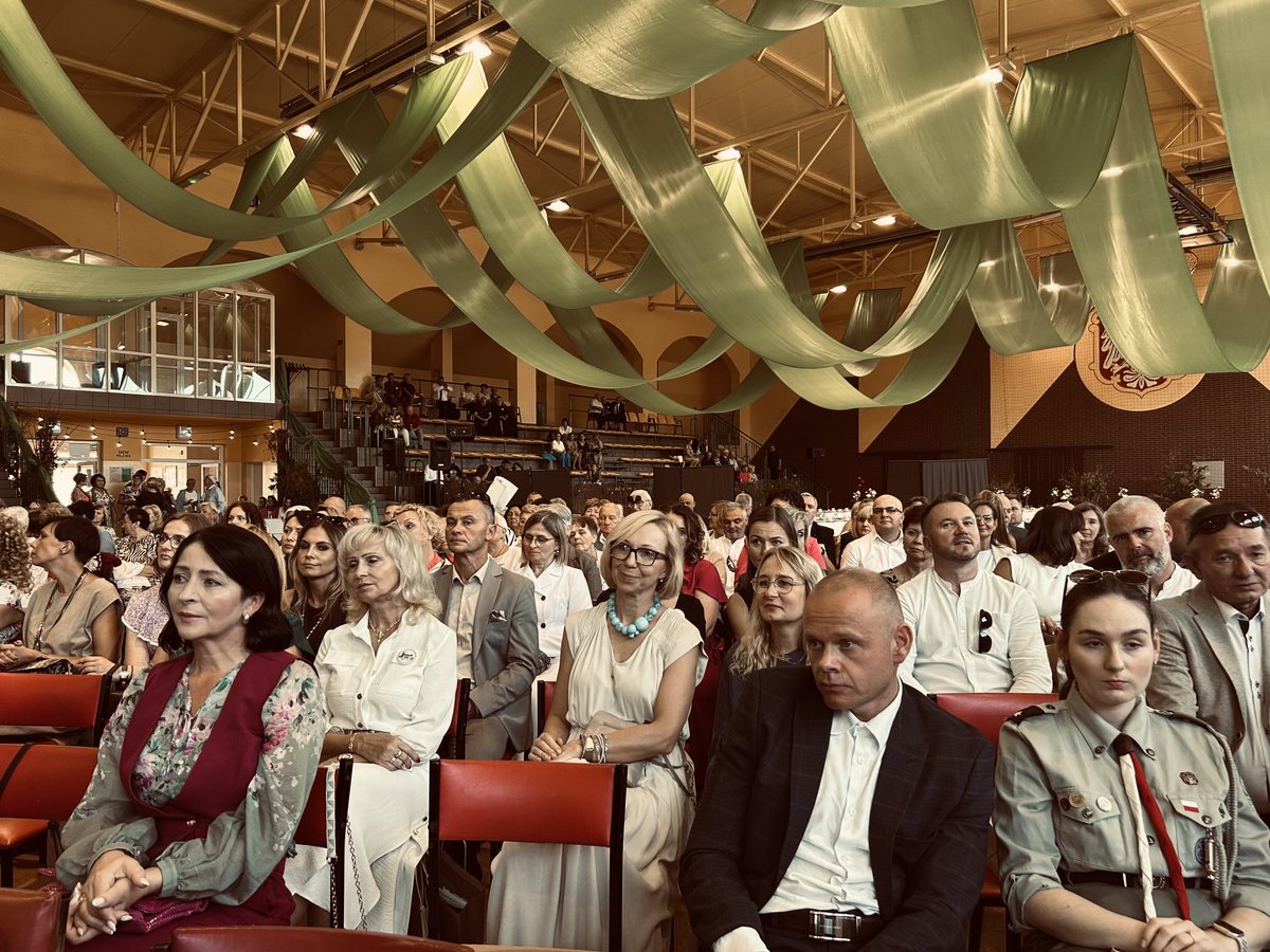 160 lat dzisiaj obchodzi Zespół Szkół Ponadpodstawowych w Koźminie Wlkp.im. Prof. J. Marcińca i łączy obchody ze  Zjazdem Absolwentów.Gratulacje dla Dyrektor Szkoły Ilony Bałoniak, społeczności szkolnej i absolwentów tak licznie zgromadzonych ⁦<a href="/nowePSL/">🍀 PSL</a>⁩