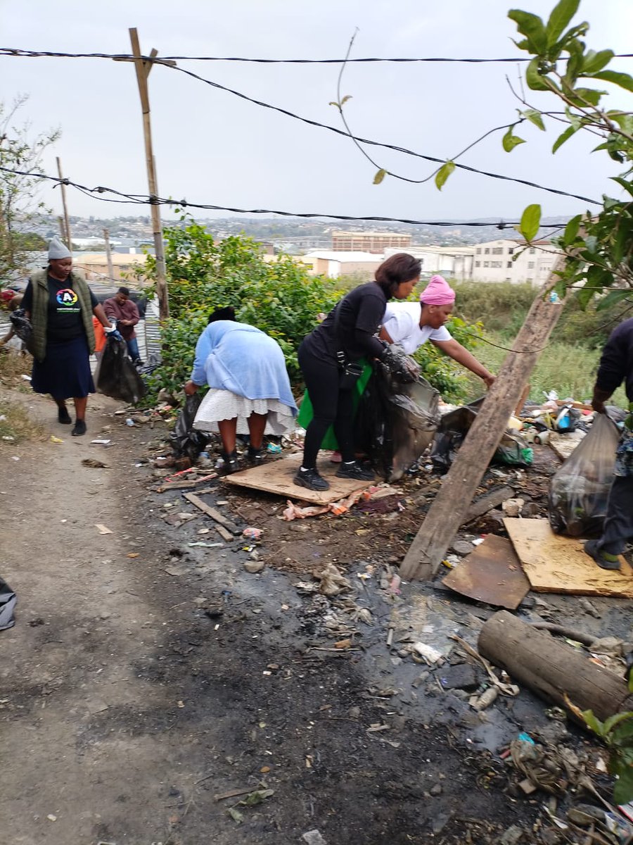 #UNWorldcleanupday Siyathuthuka informal settlement residents and #Asivikelane making SA's informal  settlements cleaner, healthier and safer