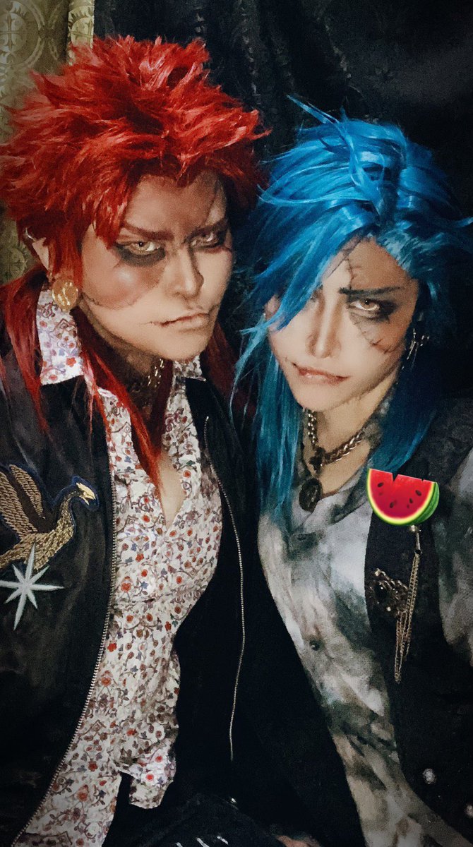 自宅でした創作コスの写真出てきた
4枚目ガピすぎて何年前やねん案件
🍉のスタンプある方が私で隣は姉🥒です
