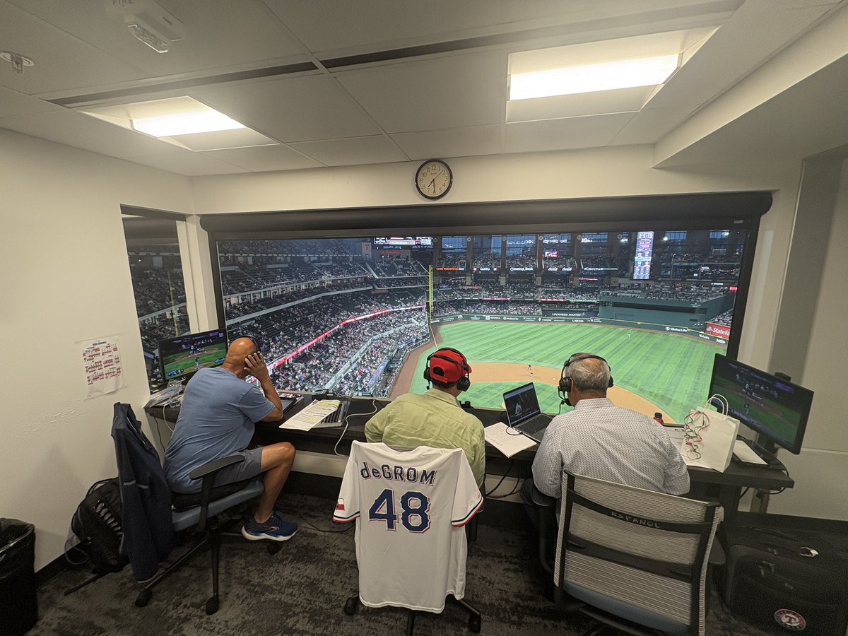 Este viernes, Don Eleno Ornelas, 🎙️voz hispana de <a href="/losrangers/">Los Rangers</a>, y el ex lanzador José Guzmán ⚾️ recibieron en la cabina del <a href="/GlobeLifeField/">Globe Life Field</a> al Cónsul <a href="/LuisRBucio/">Luis Rodriguez Bucio</a>. Una grata visita junto a dos grandes referentes que inspiran por su trayectoria deportiva y su liderazgo comunitario.