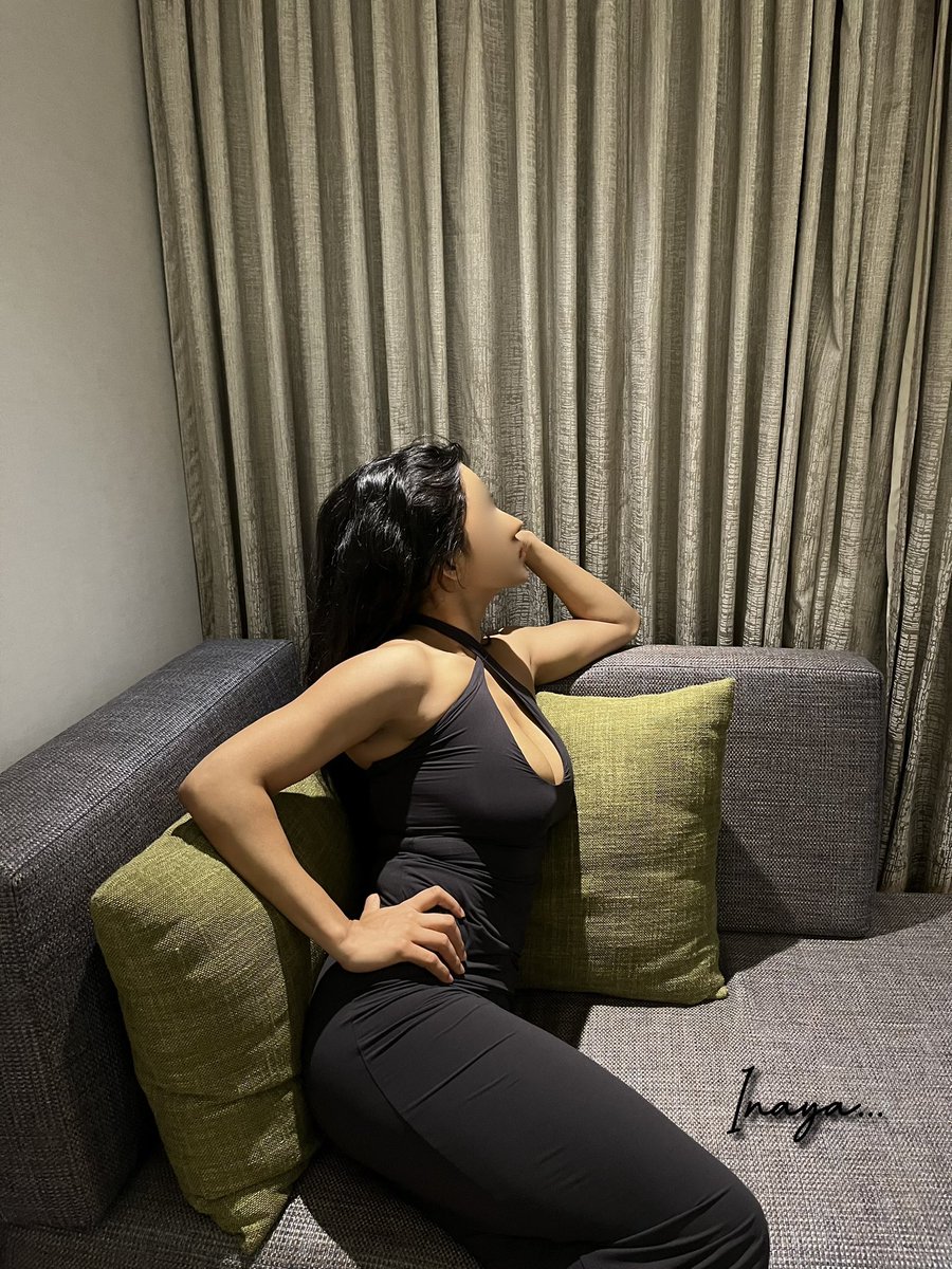 Been doing some heavy lifting lately. The hint of bicep there should corroborate that story LOL
#fitcheck #thirsttrap #InayaAshish