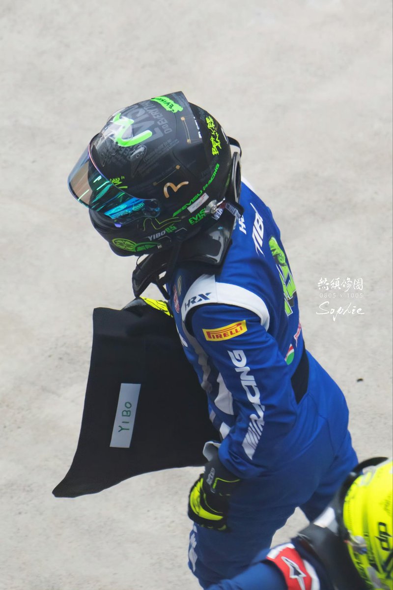 이거 YiBo < 본인 손글씨 같은데 넘 귀엽다ㅋㅋㅋㅋㅋㅋㅋ 자기 이름 한자로도 아니고 영어로 쓰는것도 귀엽고 글씨체 진짜 중고딩 남자애 글씨체 같음 하 귀여워