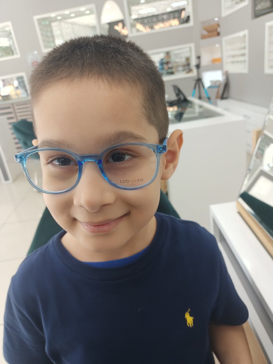 Bir hayır sever tarafından aldığımız destek ile Urası Sakarya Dünya göz hastanesine götürdük ve bir gözünün %10 bir gözünün %40 gördüğünü öğrendik. Doktor Miyopi denilen japon yapımı bir camın göz numarasının ilerlemesini yavaşlatan bir cam almamızı söyledi. İki gözlük reçetesi