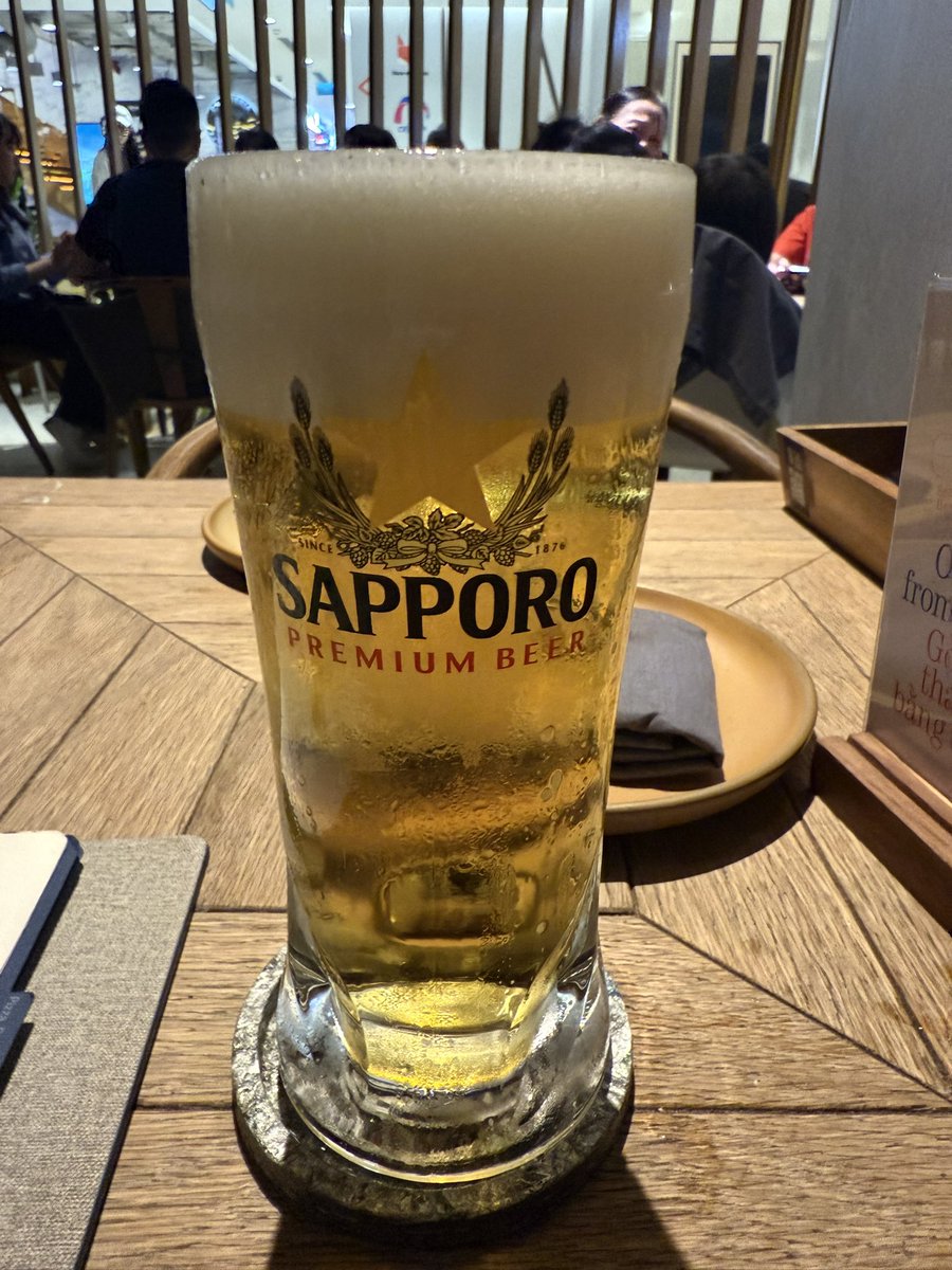 さっきまで現地のビールおいしー！て思ってて。
このビール多分現地製造なんだと思うし
日本で飲む方が美味しいんだけど、
日本の生ビールってこんなに美味しいって再認識しました✨
人間って自分が慣れてるものが1番落ち着くんだろな。
母のご飯最高だし、食べたくなってきました🫶←(そこ？