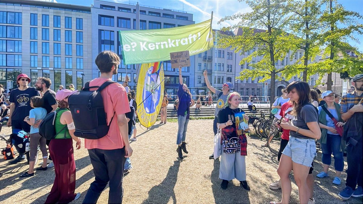 Heute bei Fridays for Future in Berlin. Wenige Teilnehmer - und sie sind noch wählerischer, was die Lösungen betrifft. Nuklearia soll bitte gehen. Es ist wichtiger, die eigene kleine Blase vor der internationalen Erkenntnis, dass Kernkraft nötig ist, zu schützen, als das Klima.
