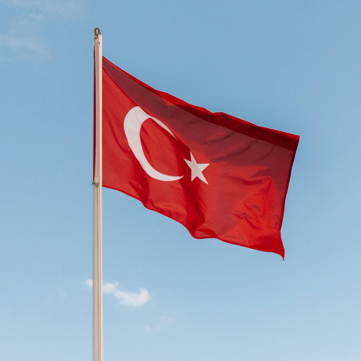 iPhone 17 serisinin en pahalı fiyata satıldığı ülke Türkiye oldu.

• Türkiye'de 100 bin TL'lik bir telefonun 50 bin 887 TL'si vergilerden oluşuyor. (Donanım Haber)