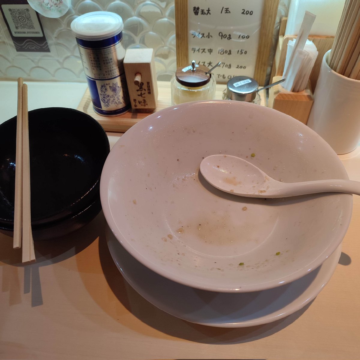 SASAMASA310's tweet photo. 京都ラーメンよこ川さんに行ってみました。醤油豚骨の細麺、ネギ多め脂多め、ごはん大でオーダー。やさしいスープで生チャーシューの感じが美味い。おろしニンニクや他では見ない黒唐辛子を入れ、ご飯にゆず胡椒で頂きました。替え玉も食べて完食です。次は太麺を食べてみようかな。 https://t.co/9c7VFv90wu