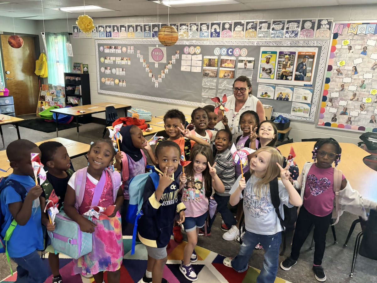 MrsChafinCCSD's tweet photo. One of our Kindergartners had his last day with us yesterday. I wish the world was filled with more humans like these kiddos. Sooooo loving! 💕He will be well missed but hopefully he felt loved with us! https://t.co/AR13B6uF4F