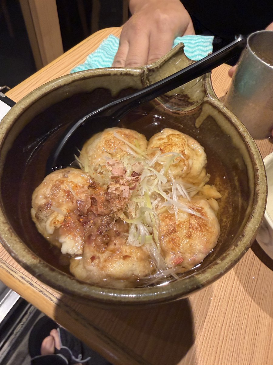 okubodr's tweet photo. 機種変して初めて撮った写真は、あらいにーやんが作ったクソうま出汁に浸かってるクソうまたこ焼き。
そしてうますぎて震えた名前の分からない何か。 https://t.co/dkObJmNWql
