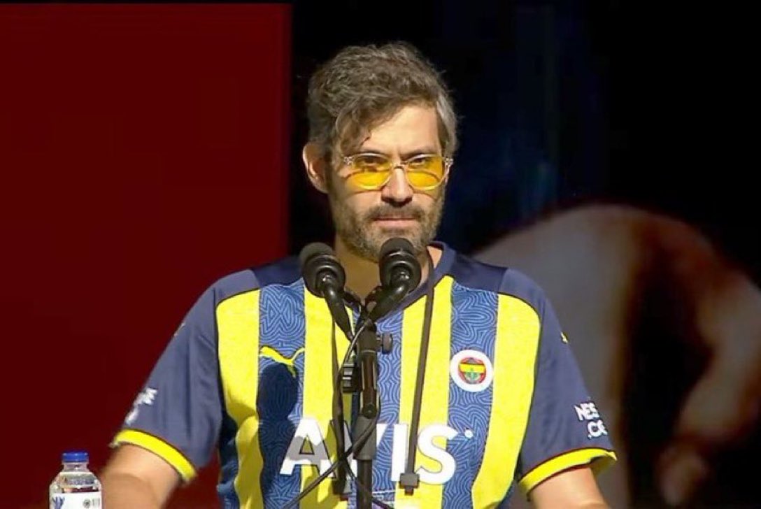 OkochaBey's tweet photo. Arkadan adamı tehdit etti Sertaç ama ona rağmen özür bile dilemedi. Sen Fenerbahçe taraftarının duygularını taşıyan, milyonların fikrini savunan ŞEREFLİ BİR KONGRE ÜYESİSİN.

Adamsın. https://t.co/fLGSdblLbY