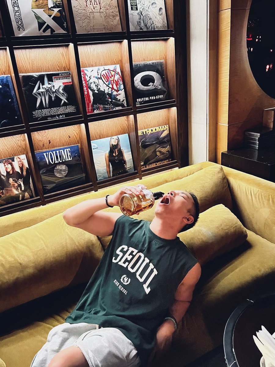 ThisIsNIllusion's tweet photo. 🥃 #ChrisP https://t.co/CeGoSj1X6Z