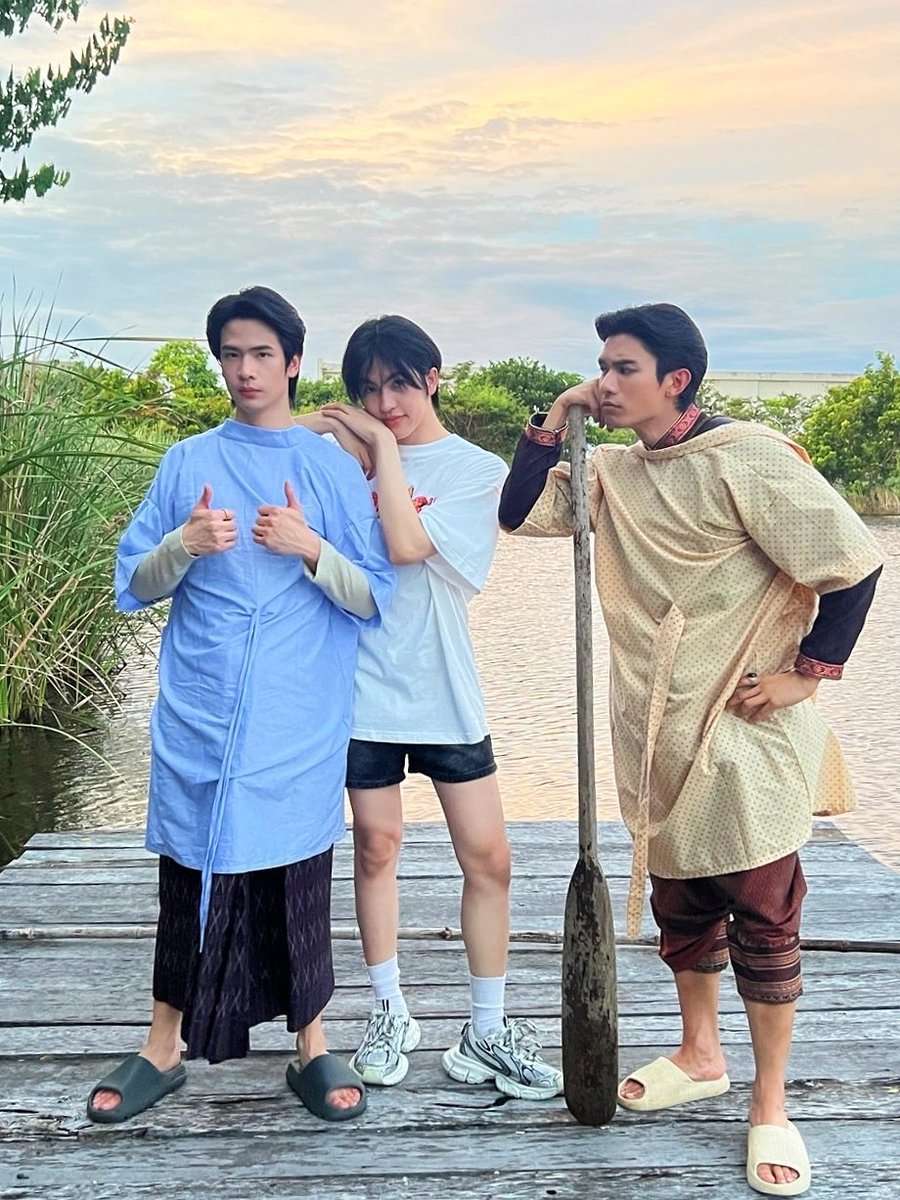 LoveUponaTimeTH's tweet photo. ภพเธอ Love Upon a Time Series 🕰 

ภพเธอคิวที่ ๑๖ ถ่ายทำเสร็จแล้วขอรับ 🙇🏻 คุณเกล้ามิได้อยู่จวนจบ แต่ก็เหมือนฝากความซนไว้กับท่านหมื่น ท่านหมอ แลคุณแก้วนะขอรับ ความซุกซนมิต่างกันเลย บ่าวขอยอมแพ้ขอรับ 😅 

วันนี้จากกันด้วยฟ้าสีสว่างเรืองรอง ขอบพระคุณทุกแรงใจจากทุกท่านด้วยหนาขอรับ 🙏🏻✨️ 

Love Upon a Time Q16 
#ภพเธอQ16