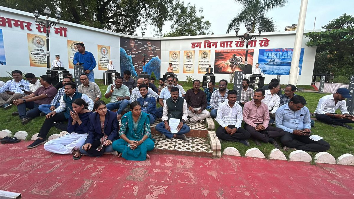 डॉ. वैभव बेमेतरिहा (पत्रकार, कवि ) (@vaibhavshiv2) on Twitter photo कवर्धा में INH न्यूज के पत्रकार भाई संजय पर रिपोर्टिंग के दौरान पानी फैक्ट्री के संचालक ने हमला कर दिया. मामले में भारी दबाव के बाद FIR तो दर्ज हो गई. लेकिन गिरफ्तारी नहीं हुई. जिला पत्रकार संघ ने विरोध प्रदर्शन किया. उम्मीद है गृहमंत्री <a href="/vijaysharmacg/">Vijay sharma</a> जल्द ही संज्ञान लेंगे. कवर्धा में INH न्यूज के पत्रकार भाई संजय पर रिपोर्टिंग के दौरान पानी फैक्ट्री के संचालक ने हमला कर दिया. मामले में भारी दबाव के बाद FIR तो दर्ज हो गई. लेकिन गिरफ्तारी नहीं हुई. जिला पत्रकार संघ ने विरोध प्रदर्शन किया. उम्मीद है गृहमंत्री <a href="/vijaysharmacg/">Vijay sharma</a> जल्द ही संज्ञान लेंगे.
