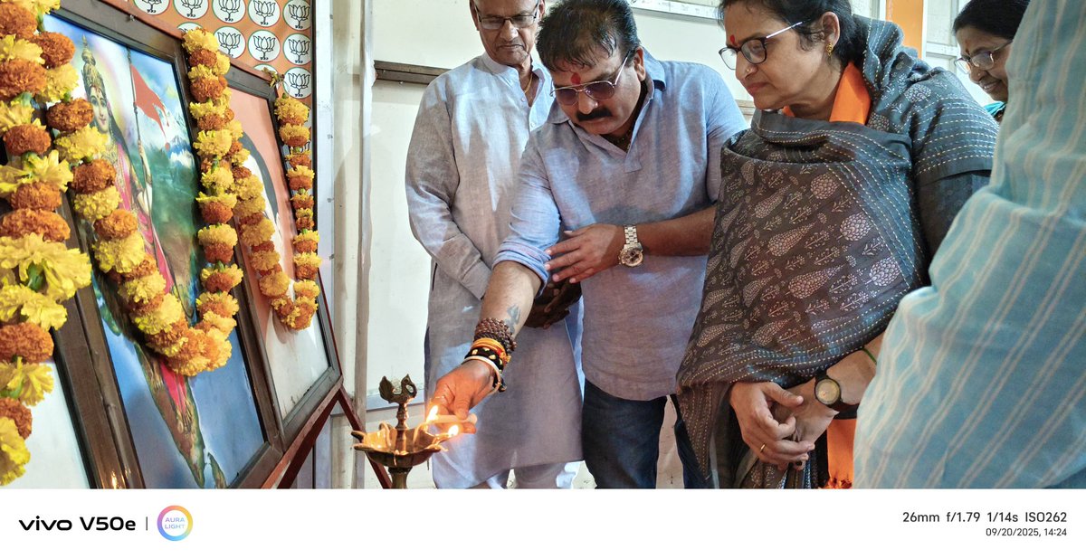PritiSh76327467's tweet image. आज सेवा - पखवाड़ा कार्यक्रम अंतर्गत &quot;प्रबुद्धजन - संवाद&quot; संगोष्ठी में मुख्यवक्ता बैतूल के पूर्व जिलाध्यक्ष आदित्य शुक्ला जी ने विकसित भारत और आत्मनिर्भर भारत श्री नरेंद्र मोदी जी के जीवन पर विषय रखा।
प्रधानमंत्री जी के जीवन पर आधारित डॉक्यूमेंट्री फिल्म दिखाई गई।
#HappyBdayPMModi