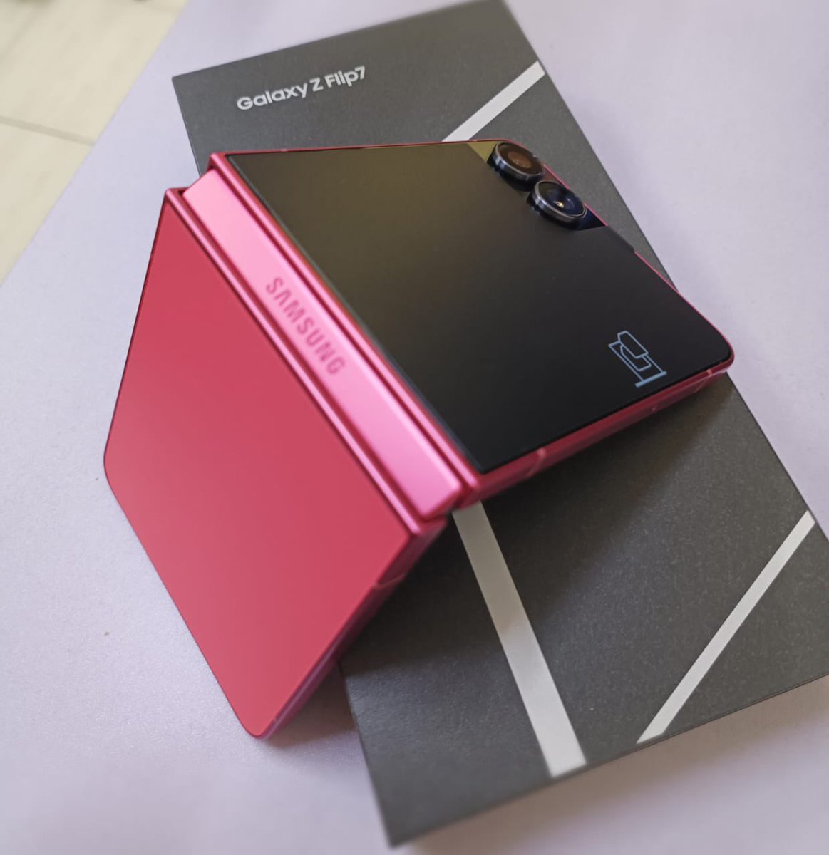 mikolicious87's tweet image. I’m so happy I got this phone. It’s all because it’s tiny and small and the best part is the color!!!!! 😍😍😍 I’m in love with it!! #samsung #samsunggalaxy