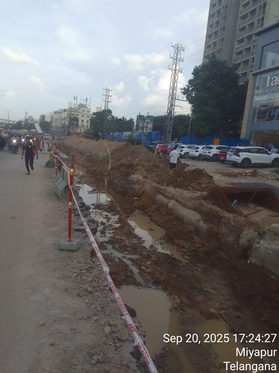 CYBTRAFFIC's tweet photo. Traffic Update – Miyapur Traffic PS
Traffic movement is slow near GSM Mall towards Madeenaguda U-turn due to storm water line construction.
Cyberabad Traffic Police are monitoring and managing the flow.
#CyberabadTraffic #TrafficUpdate #GSMMall #MadeenagudaUTurn #MiyapurTraffic