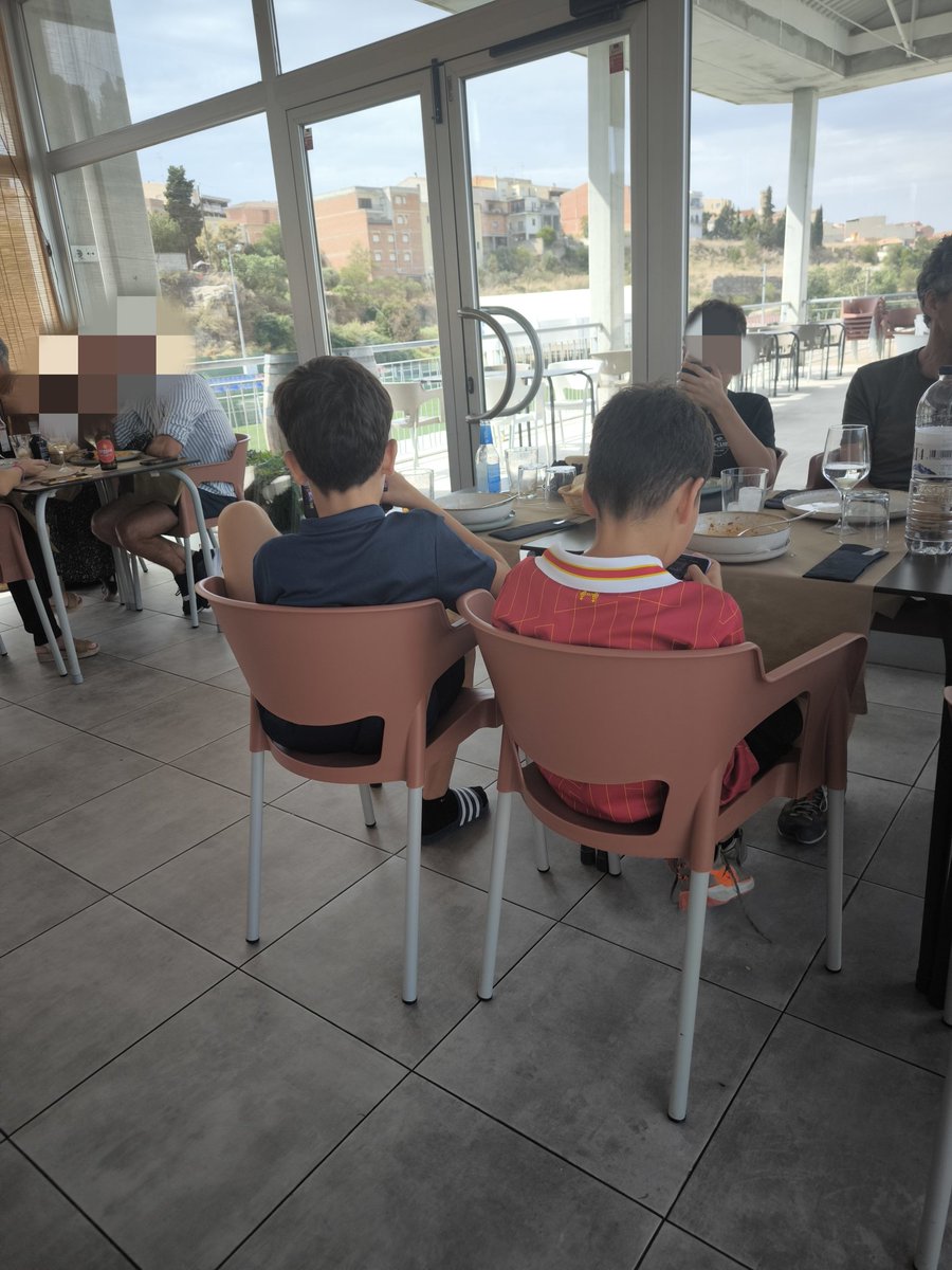 Tristíssim que els pares permetin que tot dinant els infants s'enganxin als mòbils. M'hi trobo molt sovint. No recordaran aquest dia ni amb qui eren perquè estaven a una altra banda ...