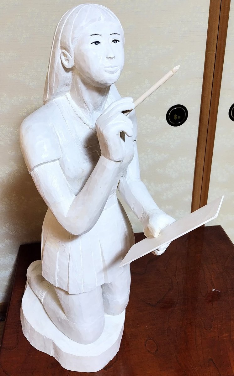 もしかしたらAIは木彫の世界に革命を起こすかも知れない。2枚目が私の作品。1枚目がGeminiが作ったAI画像。