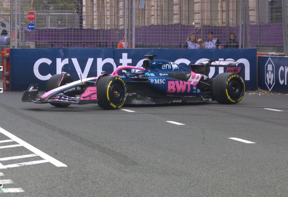 TearOffFR's tweet photo. Les mêmes voitures, au même virage, au même moment, faut le faire quand même 😭

(bon apparemment, ce serait à cause du vent)

#F1 #AzerbaijanGP https://t.co/tXNVOLFKZF