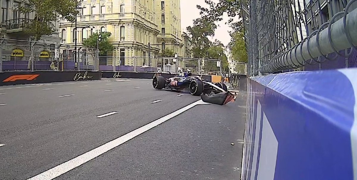 TearOffFR's tweet photo. Les mêmes voitures, au même virage, au même moment, faut le faire quand même 😭

(bon apparemment, ce serait à cause du vent)

#F1 #AzerbaijanGP https://t.co/tXNVOLFKZF